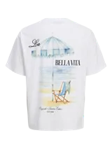 Remera blanca de algodón con cuello redondo y mangas cortas. Estampado en la espalda con una sombrilla de playa, una reposera y la frase "Bella Vita".