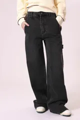 Pantalón de jean negro de corte ancho.