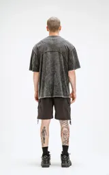 Remera negra con efecto nevado, cuello redondo y corte oversize.