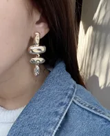 Par de aros colgantes con eslabones ovalados en color dorado y plateado.