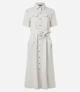 Vestido midi color beige confeccionado en sarga, con cuello camisero, manga corta, abotonado frontal, bolsillos utilitarios en el pecho y lazo en la cintura.