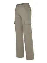 Pantalón de cargo color beige, de corte recto y tiro alto, con bolsillos laterales tipo carpintero y cierre con botón y cremallera.