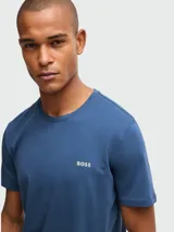 Camiseta azul de algodón elástico para hombre, con cuello redondo y logo bordado en el pecho.