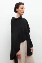 Capa negra tejida con volados.