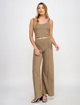 Pantalón wide leg color marrón, marca Allie Rose, con pretina fina elastizada y costura frontal.