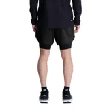 Short deportivo New Balance Q Speed 6 Inch 2-in-1 para hombre, color negro, con short interior ajustado para mayor sujeción y logo de la marca en el lateral. Confeccionado con tecnología NB DRY de secado rápido.