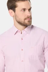 Camisa celeste a rayas verticales, de manga larga con opción de enrollar, corte slim fit, con bolsillo en el pecho y confeccionada en algodón.
