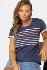 Remera azul con rayas horizontales en tonos rosa, celeste y blanco.