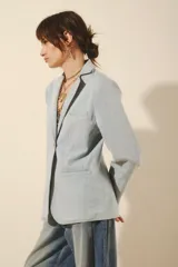 Saco sastrero de denim azul oscuro, con costuras a contratono, forrería combinada en cuerpo y mangas, botones a tono personalizados y elasticidad para mayor confort.