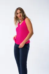 Musculosa fucsia de tejido de punto con escote en V y corte ajustado.