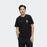 Remera negra con estampado de flores formando una cara sonriente en la espalda y logo de la marca Stance en la parte inferior.