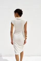 Vestido midi color gris topo, de cuello camisero y escote pico con manga corta. Tiene detalle de drapeado lateral y cierre frontal con botones metálicos.