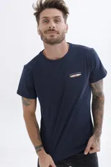 Remera de manga corta color verde azulado con cuello redondo y estampado frontal con el texto "UH3" en blanco.