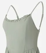 Enterito corto color verde oliva, de breteles finos, escote con volados y detalle de elástico en la espalda. Confeccionado con viscosa certificada.