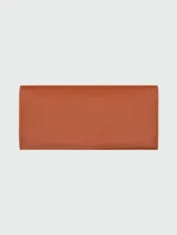Billetera continental Longchamp Le Roseau color terracota con cierre de broche metálico dorado.