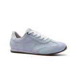 Championes deportivos plateados con detalles en blanco, cordones blancos y suela marrón.