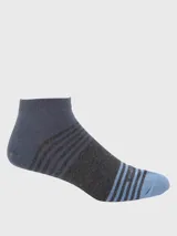 Calcetines cortos deportivos para hombre, color gris oscuro (charcoal) con franjas horizontales en azul oscuro y azul claro. El talón y la punta son de color azul claro.