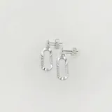 Par de aros colgantes de plata 925, con forma ovalada alargada y textura facetada o rayada verticalmente. Cierre tipo mariposa.