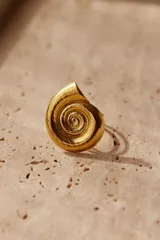 Anillo dorado de acero inoxidable bañado en oro de 18K, con forma de caracol.