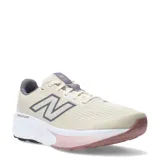 Championes de running New Balance modelo Fresh Foam 520 para mujer, color beige claro con detalles en gris oscuro y rosado. Presentan malla tejida en el upper, logo 'N' lateral en gris, entresuela blanca con tecnología Fresh Foam y suela exterior en tono rosado con motas.