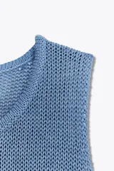 Top celeste de punto de algodón con cuello redondo y sisa.