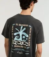 Remera masculina de algodón color gris oscuro, modelo comfort, con cuello redondo y mangas cortas. Estampa frontal con palmeras y lettering "El Cuco" en blanco.