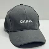 Gorro gris con visera y bordado frontal con la palabra "GAINS.".
