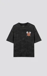 Remera negra con efecto acid wash, corte holgado y estampa frontal con diseño alusivo a Disney.