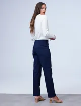 Pantalón negro de gabardina elastizada, marca Ruby Rd, de corte recto. Delantera con bolsillos simulados y trasera con bolsillos aplicados.