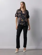 Blusa de gasa estampada con cuello a la base y escote en V. Tiene mangas cortas amplias con sobrecapas.