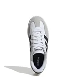 Championes Adidas Barreda de cuero sintético blanco con puntera de gamuza gris y detalles en negro. Presentan las tres tiras clásicas de Adidas en los laterales y suela de goma blanca.