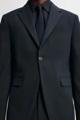Blazer regular fit confeccionado en tejido con 17% de lana. Cuello con solapas de muesca. Manga larga acabada en puño con detalle de botones. Bolsillo de vivo en pecho y de solapa en cadera. Detalle bolsillo interior. Bajo con aberturas en espalda. Cierre frontal con botones.