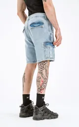 Bermuda cargo de jean celeste, con cintura con bragueta y botón metálico, calce regular y dos bolsillos laterales/delanteros.