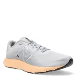 Championes grises con logo plateado y suela color durazno.