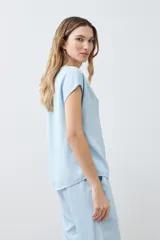 Blusa celeste de lyocell con cuello en V y mangas cortas.