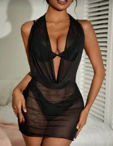 Minivestido negro de mesh transparente con escote halter y corte ajustado.