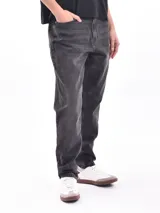 Pantalón de jean negro de corte recto, tiro medio y lavado gastado.