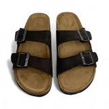 Sandalias de cuero sintético color marrón con doble tira y hebillas metálicas ajustables.