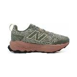 Zapatillas de trail running New Balance, color verde oliva con detalles en marrón y beige. Cuentan con tecnología Fresh Foam para mayor amortiguación y suela con agarre para terrenos irregulares.