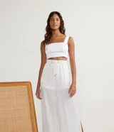 Blusa musculosa cropped blanca con escote cuadrado, tirantes anchos y lastex en la espalda, en raso.