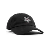 Gorra de béisbol negra con logo bordado en blanco y rojo en el frente.