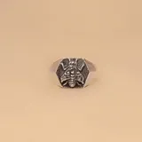 Anillo de plata 925 con diseño de abeja en relieve sobre una base hexagonal.