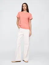 Remera básica de manga corta y cuello redondo color rosa pálido.