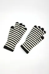 Guantes de punto con rayas horizontales en blanco y negro.