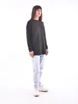 Remera negra de manga larga con textura acanalada.