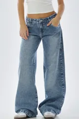 Pantalón de jean celeste de corte wide leg.