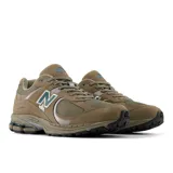 Championes New Balance modelo 2002 color beige con detalles en verde azulado y plateado.
