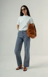 Pantalón de denim tiro alto, corte wide leg, color azul medio con estampado de pequeños lunares blancos.