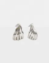 Aros argollas plateadas con forma ondulada de metal, de formato vintage con cierre de tope a presión.