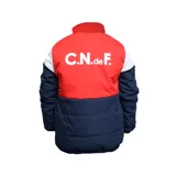 Campera puffer azul marino, roja y blanca con escudo del Club Nacional de Football en el pecho.